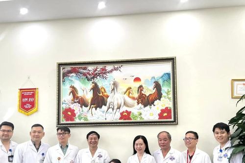 Nữ bác sĩ bị tấm kính quán cà phê rơi vào người đã đi làm trở lại