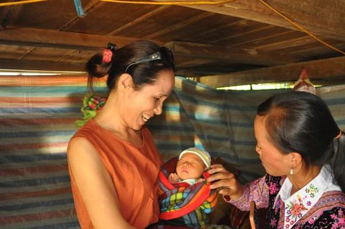 'U Phương' - nữ bác sĩ nặng lòng với cô đỡ thôn bản