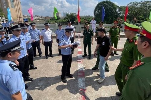 Trục xuất 10 người Trung Quốc sang Việt Nam hoạt động lừa đảo trên mạng