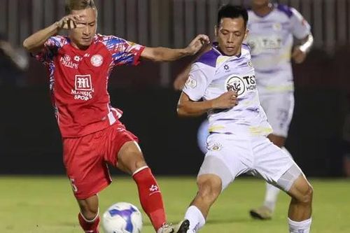 Hà Nội FC hạ TP.HCM trong 'cơn mưa' thẻ phạt
