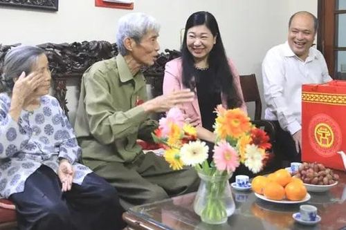 Chủ tịch MTTQ thành phố thăm, tặng quà gia đình chính sách