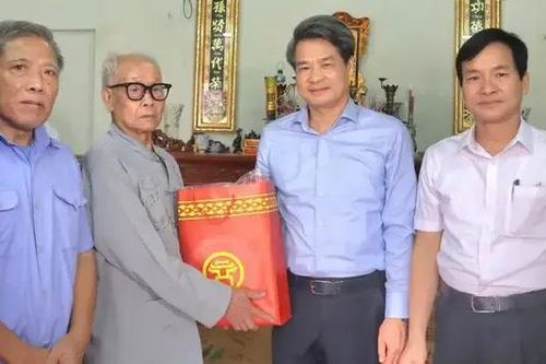 Trưởng Ban Nội chính Thành ủy thăm hỏi người có công