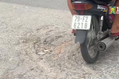 Một đoạn đường Giải Phóng đang xuống cấp