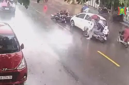 Đường trơn trượt, gần chục xe va chạm liên hoàn