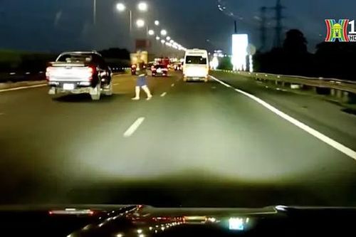 Người đi bộ thản nhiên băng ngang cao tốc