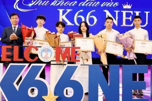 Trường đại học Kinh tế quốc dân trao học bổng cho các thủ khoa