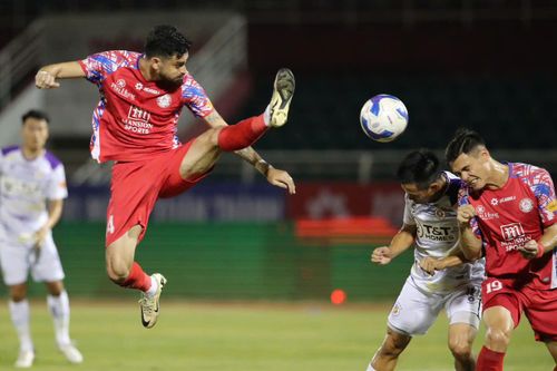 Hà Nội FC thắng CLB TPHCM trong trận đấu có 2 quả phạt đền và 'mưa' thẻ phạt