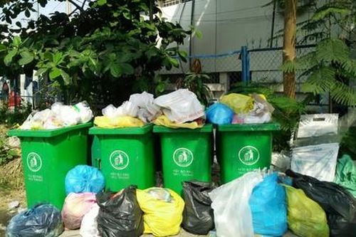 TPHCM: Rà soát, đầu tư xây dựng thêm nhà vệ sinh và thùng rác công cộng