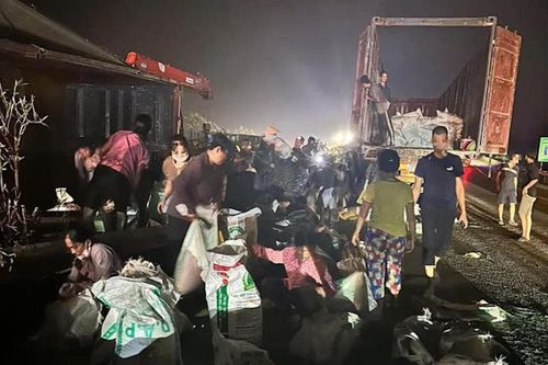 Xác minh thông tin người dân 'hôi của' xe tải gặp tai nạn trên cao tốc