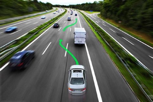 Vì sao phải nhường làn bên trái cho xe vượt?