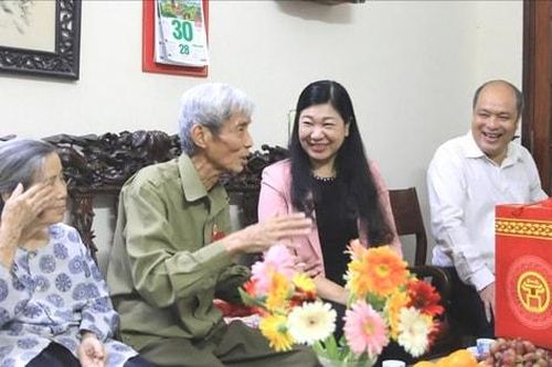 Chủ tịch Ủy ban MTTQ Việt Nam thành phố thăm, tặng quà cựu chiến binh tiếp quản Thủ đô