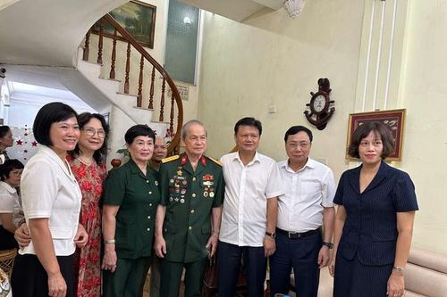 Thăm và tặng quà chiến sĩ Điện Biên Phủ - Đại tá, PGS.TS.BSCK2 Cung Bỉnh Trung