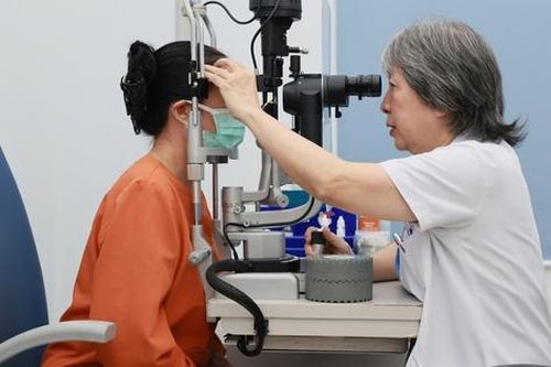 Sau ca ghép giác mạc, nữ bệnh nhân mù lòa 10 năm vỡ òa xúc động, mong sớm về quê nhìn thấy người thân
