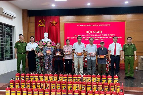 Trao tặng những món quà ý nghĩa đến các hộ dân khó khăn