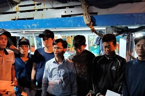 Ngư dân Quảng Ngãi bị tàu nước ngoài tấn công đã trở về đất liền an toàn