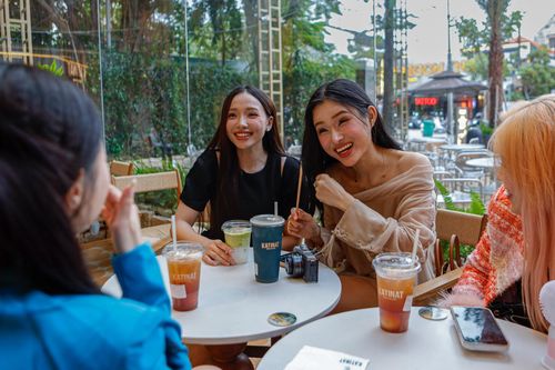 Khách Việt đổi chỗ xếp hàng mua trà sữa