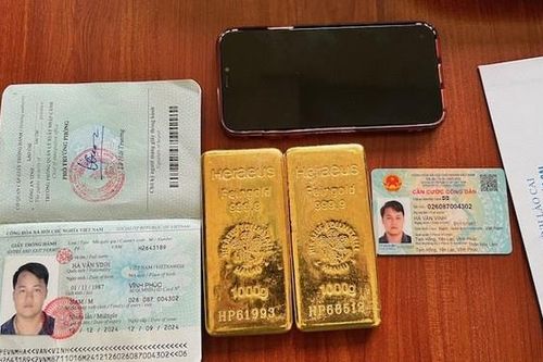 Phát hiện đối tượng ngụy trang 2 kg vàng dưới ống quần