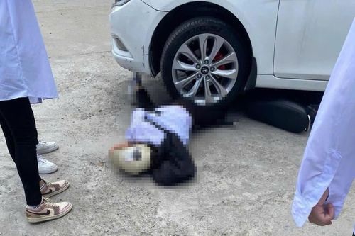 Lại thêm vụ phụ huynh đi ôtô đâm vào học sinh trong sân trường