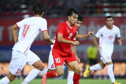 HLV Kim Sang Sik mỏi mắt tìm 'sao mai' cho đội tuyển Việt Nam