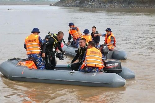 Vụ sập cầu Phong Châu: Huy động đặc công người nhái nỗ lực tìm kiếm người mất tích