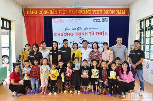 Mang yêu thương đến với trẻ em vùng cao