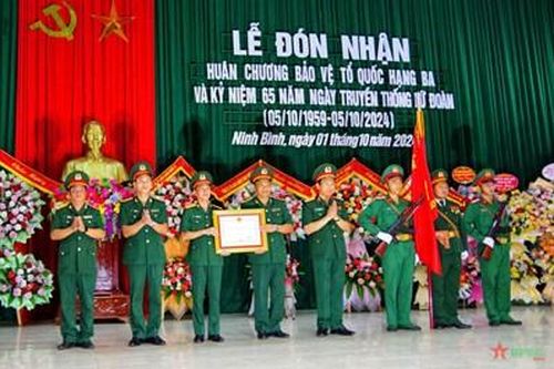 Lữ đoàn Tăng thiết giáp 202 đón nhận huân chương Bảo vệ Tổ quốc hạng Ba
