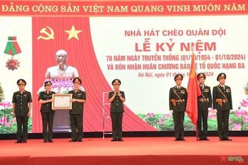 Nhà hát Chèo Quân đội đón nhận Huân chương Bảo vệ Tổ quốc hạng Ba