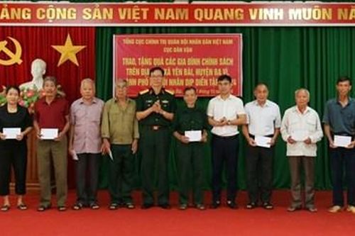 Cục Dân vận tặng quà các gia đình chính sách