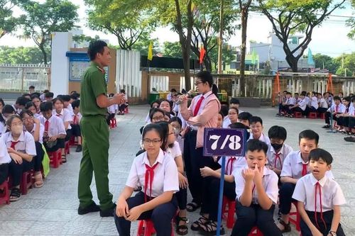 Tuyên truyền về tác hại thuốc lá điện tử, an toàn giao thông, bạo lực học đường cho học sinh