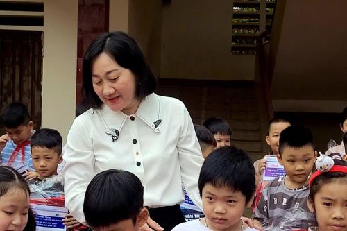Báo SGGP tiếp sức trẻ em vùng lũ đến trường