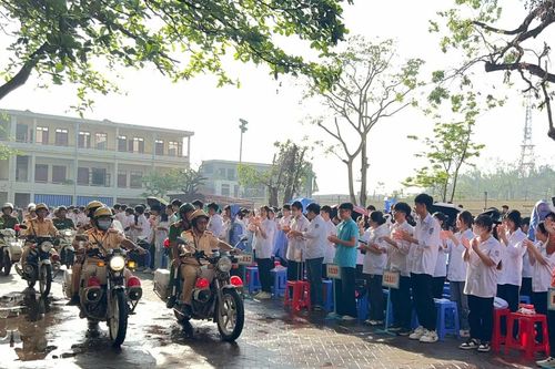Ra quân cao điểm bảo đảm trật tự ATGT cho lứa tuổi học sinh
