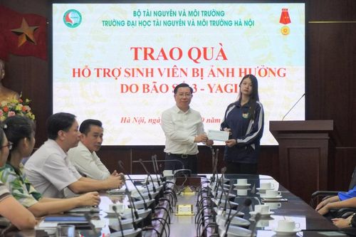 Hỗ trợ tài chính, miễn phí KTX cho nữ sinh mồ côi cha sau mưa lũ