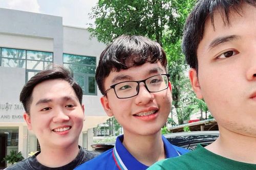 Chàng thủ khoa thích 'ra đề' Toán, tiếng Anh đố bạn