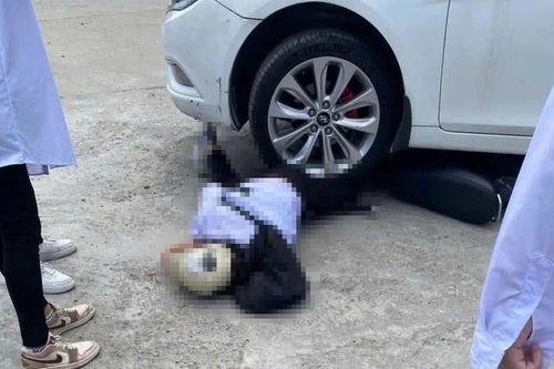 Xe ô tô của phụ huynh tông trúng học sinh trong sân trường ở Quảng Ninh