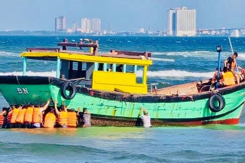Hỗ trợ ngư dân cứu kéo phương tiện bị hỏng máy