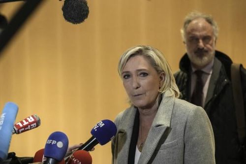 Lãnh đạo cực hữu Le Pen của Pháp ra tòa, phủ nhận cáo buộc biển thủ tiền của EU
