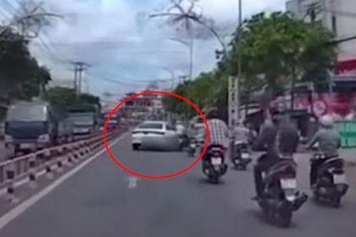 Ô tô con chèn ngã xe máy, đâm vỡ đuôi xe khác rồi bỏ chạy