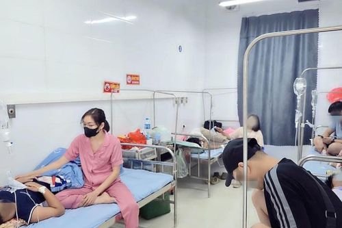 13 học sinh nhập viện sau khi uống nước ngọt miễn phí ở cổng trường