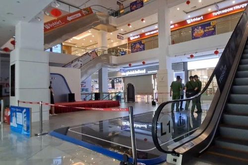 Cô gái rơi từ tầng 5 trung tâm thương mại tử vong