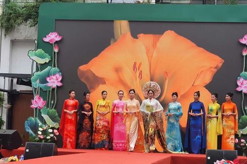 Phụ nữ Thủ đô rạng rỡ áo dài đón tháng 10