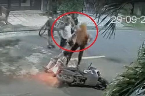 Người phụ nữ bị đấm đá túi bụi sau khi va chạm với trẻ trượt patin giữa đường