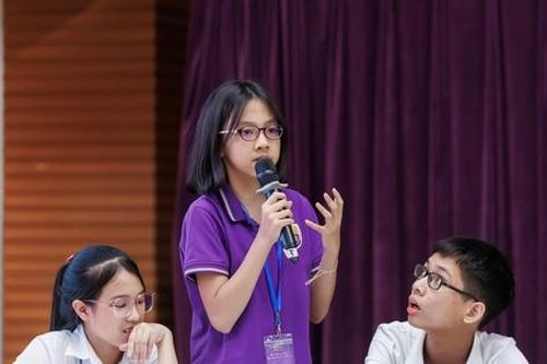 Học sinh thi tranh biện tiếng Anh 'Túi nhựa, ni-lông dùng một lần'