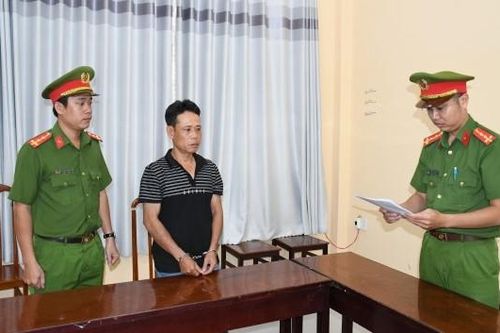 'Cò' bệnh viện vừa ra tù lại bị khởi tố vì cầm dao định tấn công bảo vệ