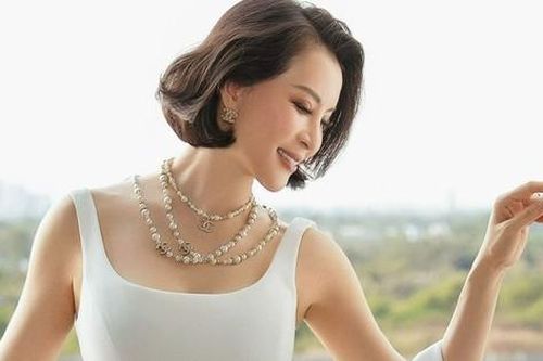 Nữ hoàng ảnh lịch vẫn giữ được vòng eo 58 cm ở tuổi 51