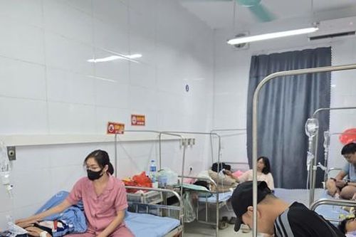 Hà Nội: Uống nước do người lạ phát ở cổng trường, nhiều học sinh nhập viện