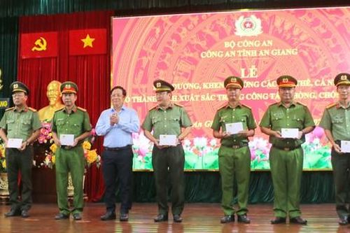 An Giang khen thưởng lực lượng phá nhanh vụ án giết lái xe ôm gần biên giới
