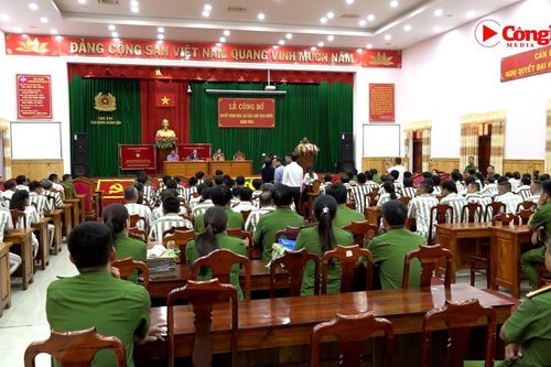 Phó Chánh án Thường trực TANDTC Nguyễn Trí Tuệ trao quyết định đặc xá tại trại giam Xuân Lộc