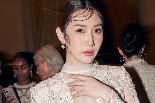 Thúy Ngân diện đầm xuyên thấu, diễn vedette ở Paris