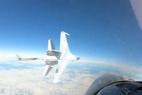 Khoảnh khắc chiến cơ Su-35S Nga bay 'cắt mặt' tiêm kích Mỹ gần Alaska