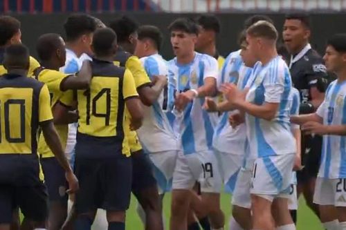 Cầu thủ trẻ Argentina và Ecuador đánh nhau như phim hành động